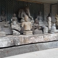 Verschiedene asiatische Gartenskulpturen